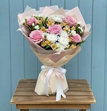 Букет цветов из:  Гвоздики, Орхидеи и Розы в Салехарде
