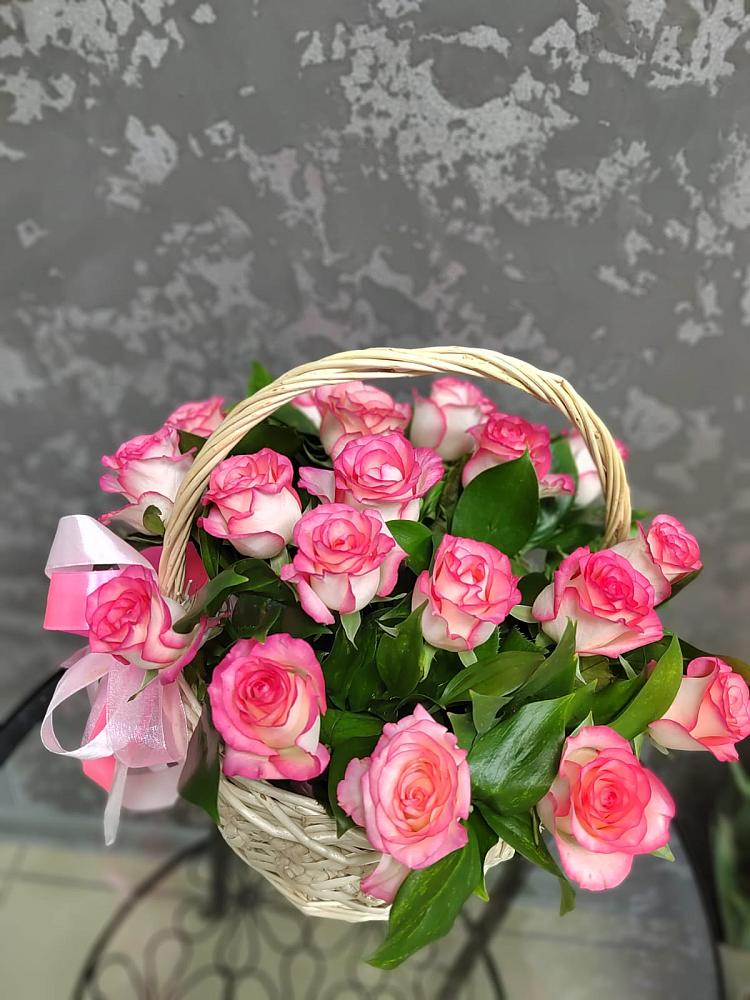 Цветочная композиция из Розы в корзине в Салехарде