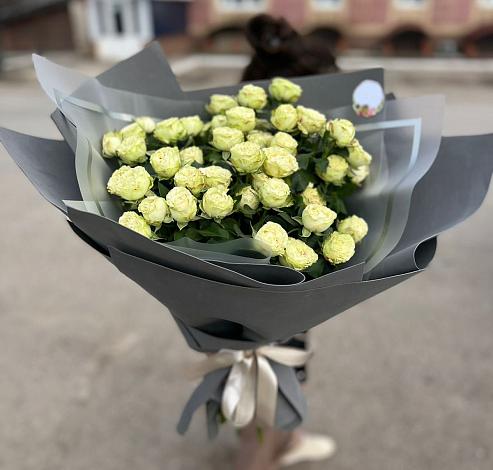 Букет Белые кустовые розы Солинеро в Салехарде