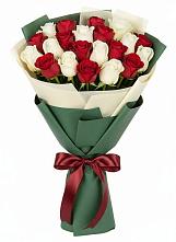 Букет Микс из красных и белых роз в Салехарде