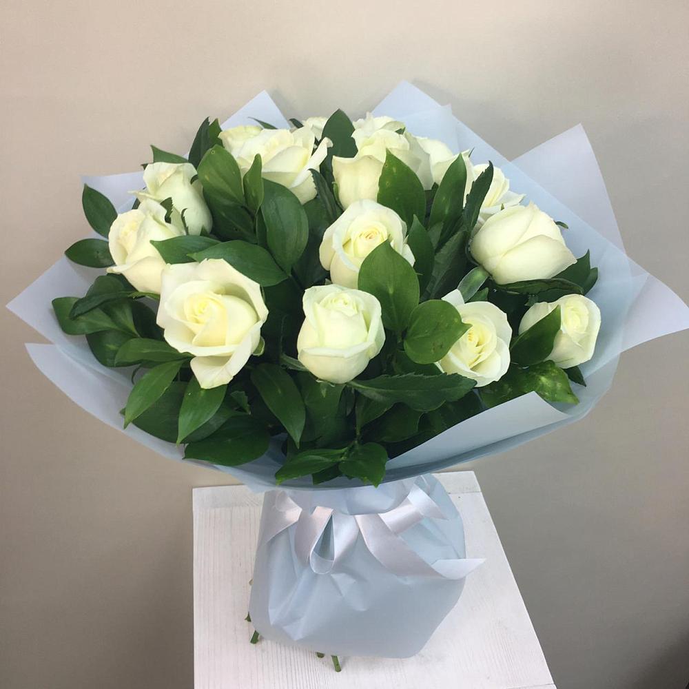 Букет 15 Белых роз Проуд в Салехарде