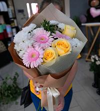 Букет цветов из:  Герберы, Розы и Хризантемы в Салехарде