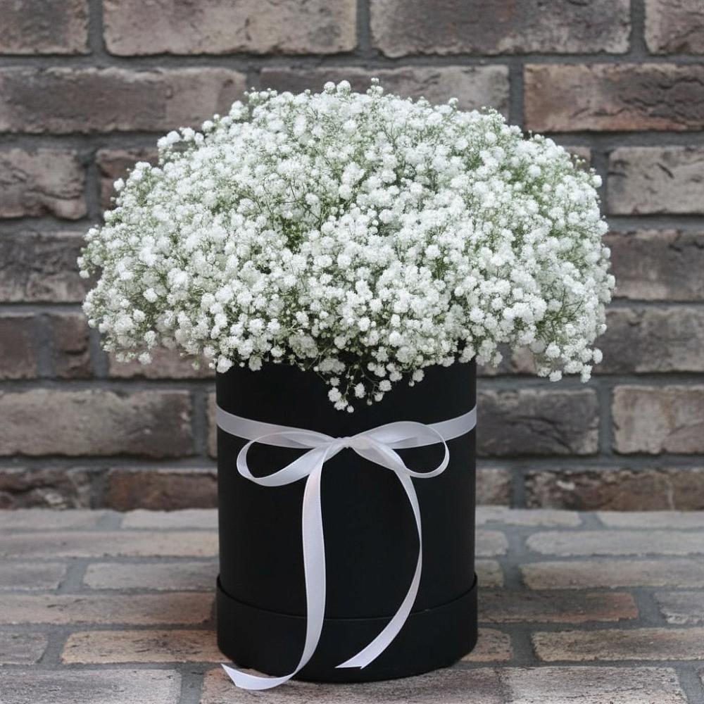 Цветочная композиция из Гипсофила в шляпной коробке в Салехарде