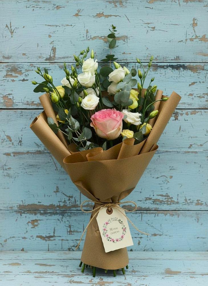 Букет цветов из: Розы и Лизиантусы в Салехарде