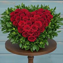 Цветочная композиция из Розы в виде сердца в Салехарде