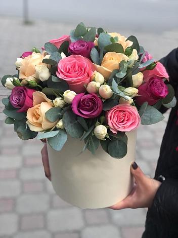Цветочная композиция из Розы в шляпной коробке в Салехарде