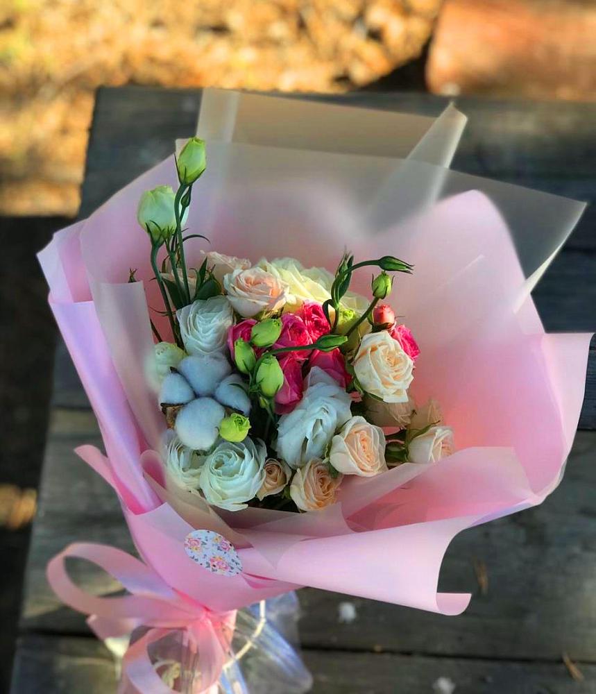 Букет цветов из: Розы и Лизиантусы в Салехарде