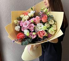 Букет цветов из:  Розы, Лизиантусы и Гвоздики #REPLACE_PRED# Салехарде