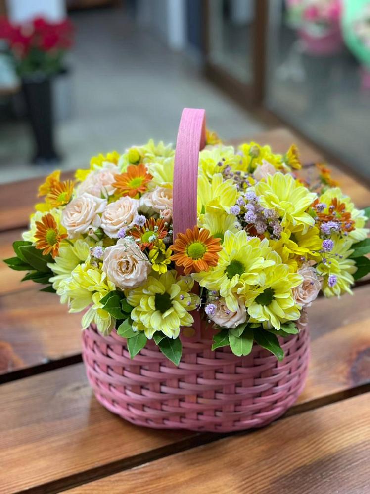 Цветочная композиция из Хризантемы и Розы в корзине в Салехарде