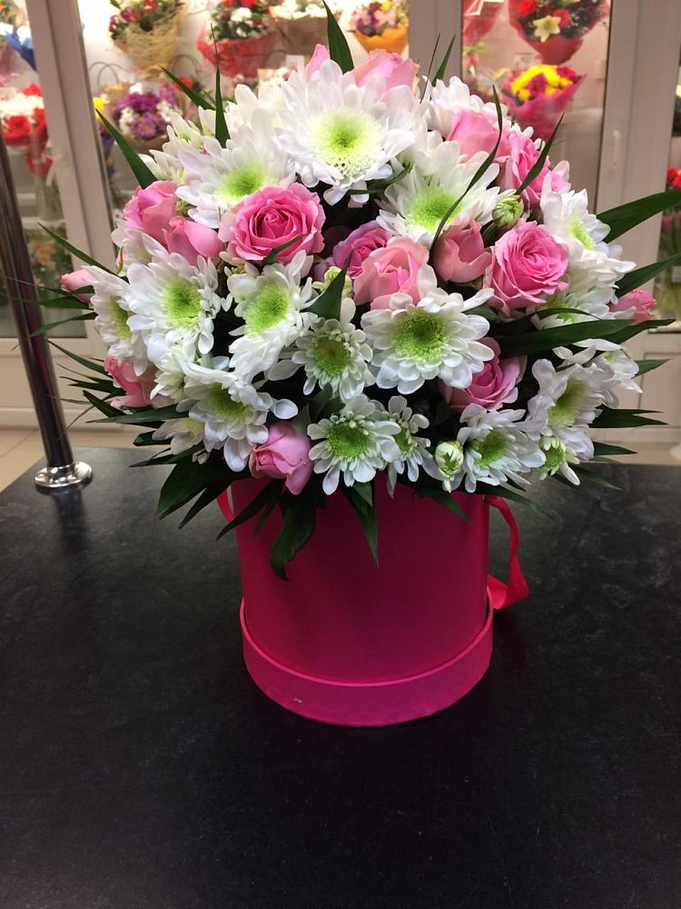 Цветочная композиция из Розы и Хризантемы в шляпной коробке в Салехарде