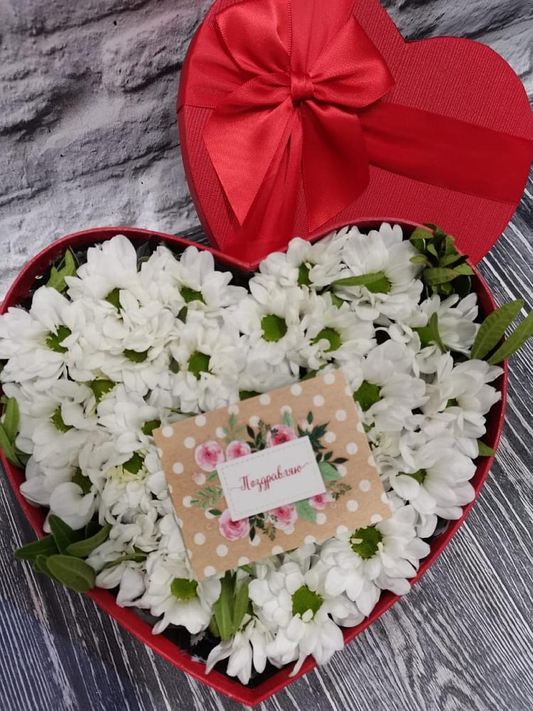 Цветочная композиция из Хризантемы в виде сердца в Салехарде