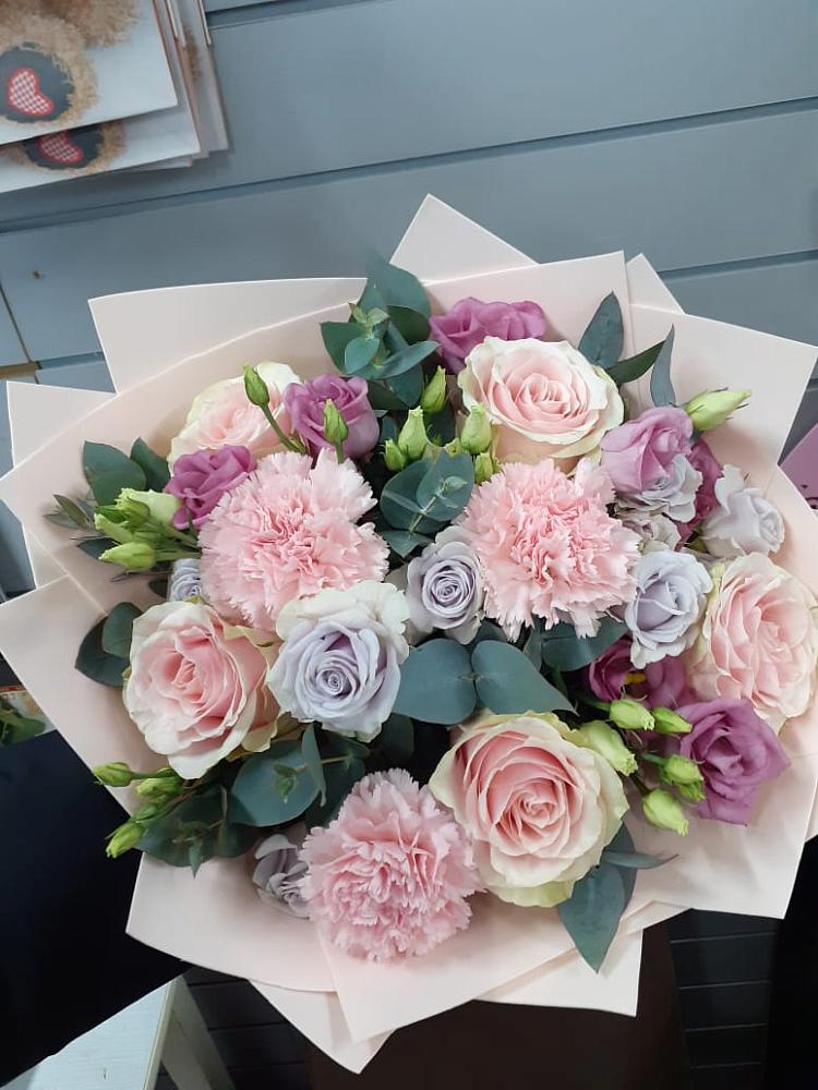 Букет цветов из: Розы, Гвоздики и Лизиантусы в Салехарде