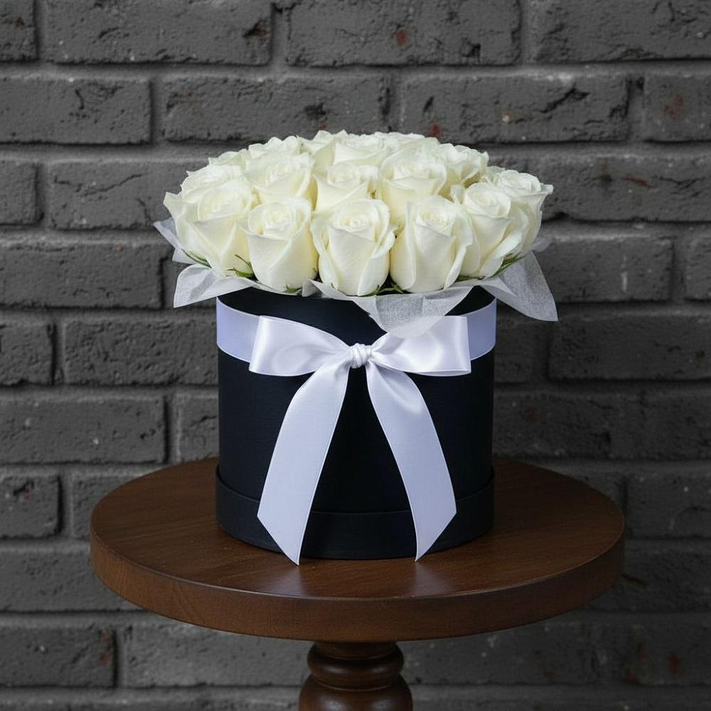 Цветочная композиция из Розы в шляпной коробке в Салехарде