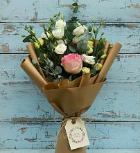 Букет цветов из:  Розы и Лизиантусы в Салехарде