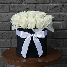 Цветочная композиция из Розы в шляпной коробке в Салехарде