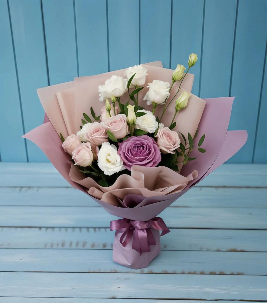 Букет цветов из: Розы и Лизиантусы в Салехарде